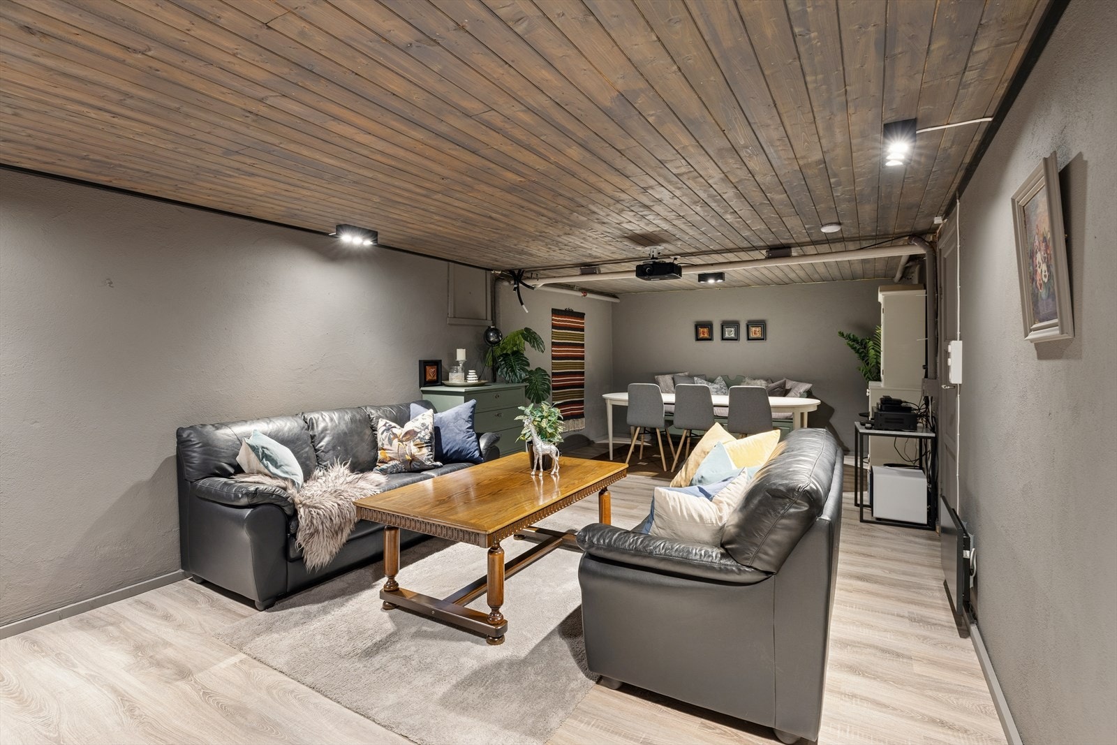 I kjelleren er det i dag innredet en kjellerstue som ikke er godkjent for varig opphold. Se punkt om ferdigattest for mer informasjon. Galleribilde