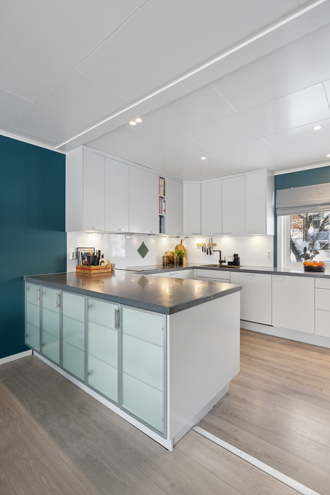 Kjøkkenet ligger i åpen løsning mot stuen, men oppleves likevel skjermet og tilbaketrukket. Galleribilde