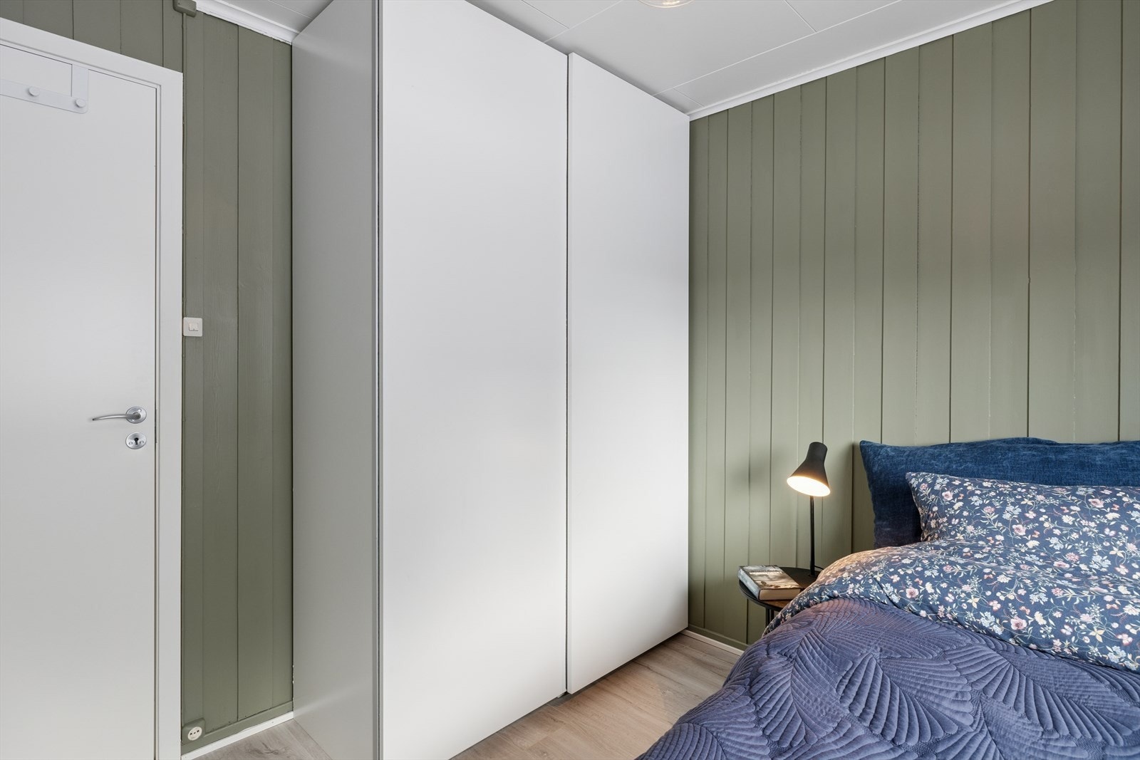 Soverom med skyvedørsgarerobe. Galleribilde