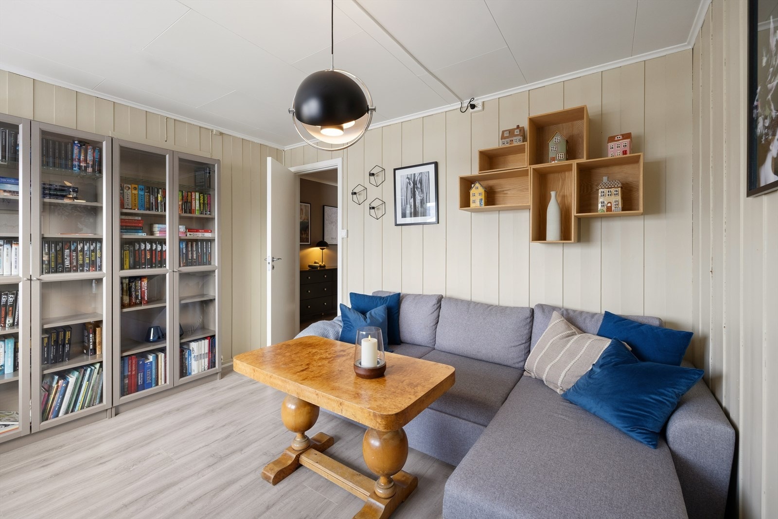 Dette soverommet er det største og har tidligere vært hovedsoverom, men passer også som ungdomsavdeling eller ekstra oppholdsrom. Galleribilde