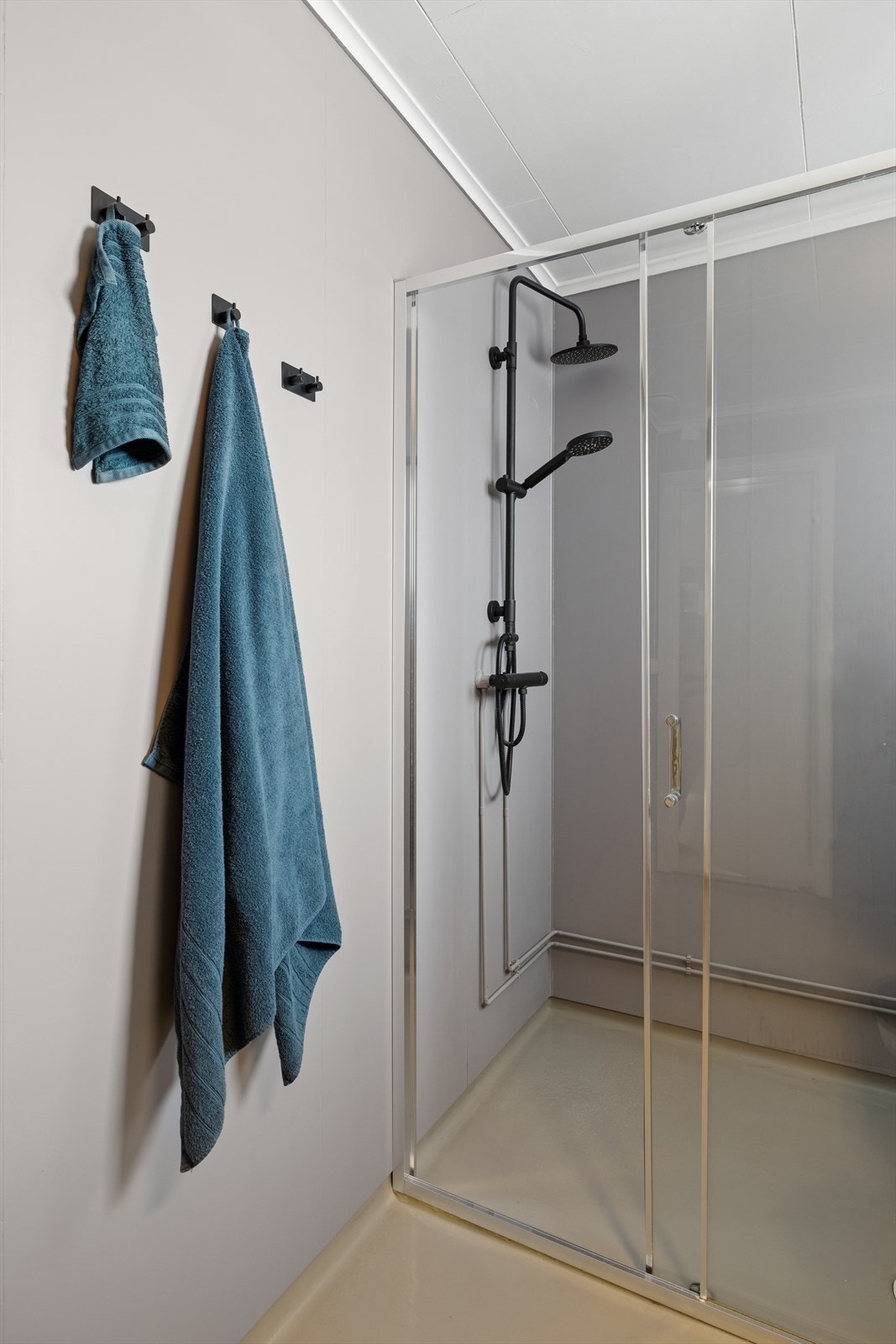Romslig dusjnisje med skyvevegger. Galleribilde