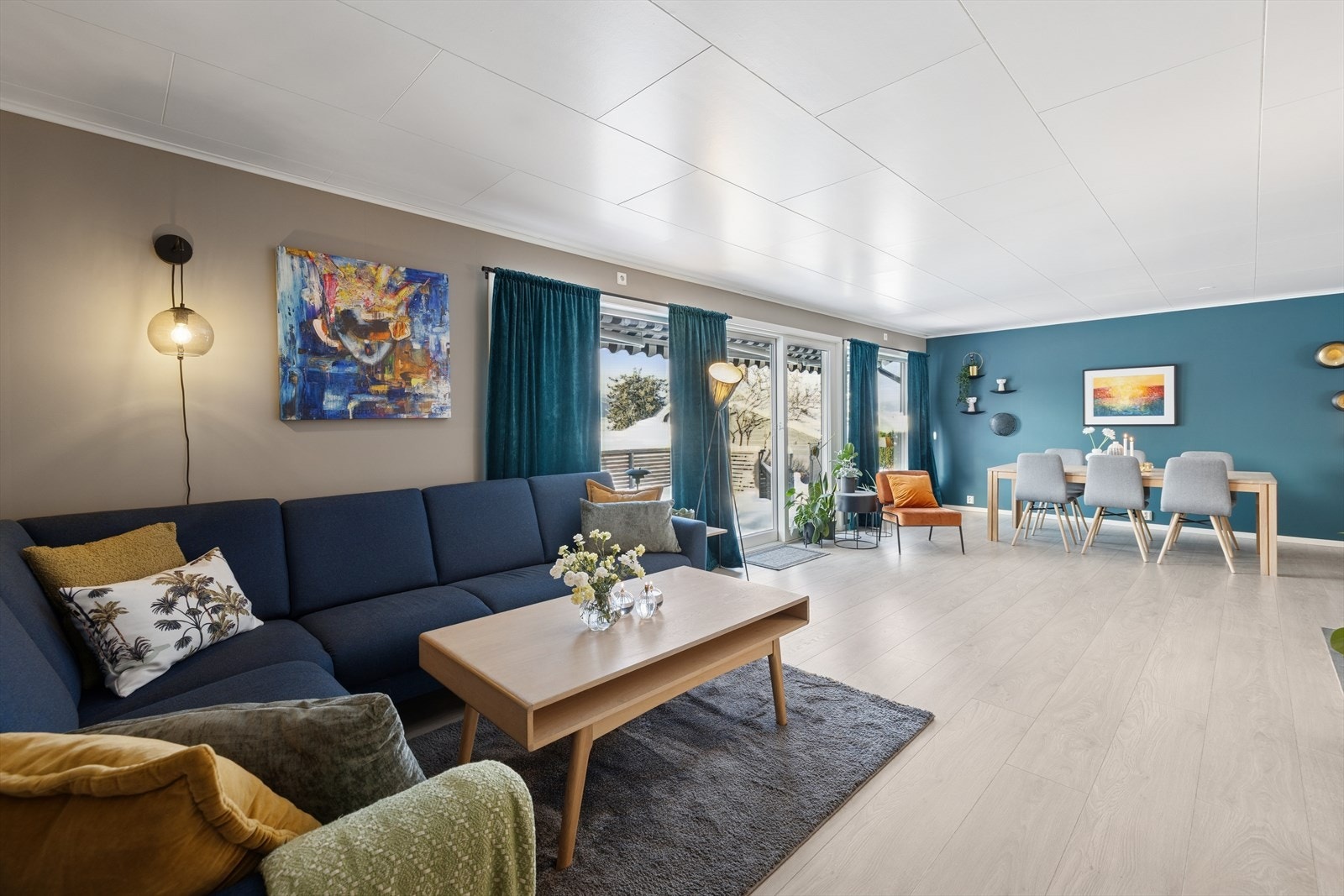 Stuens gode utforming gir fleksible muligheter med ulike soner. Galleribilde