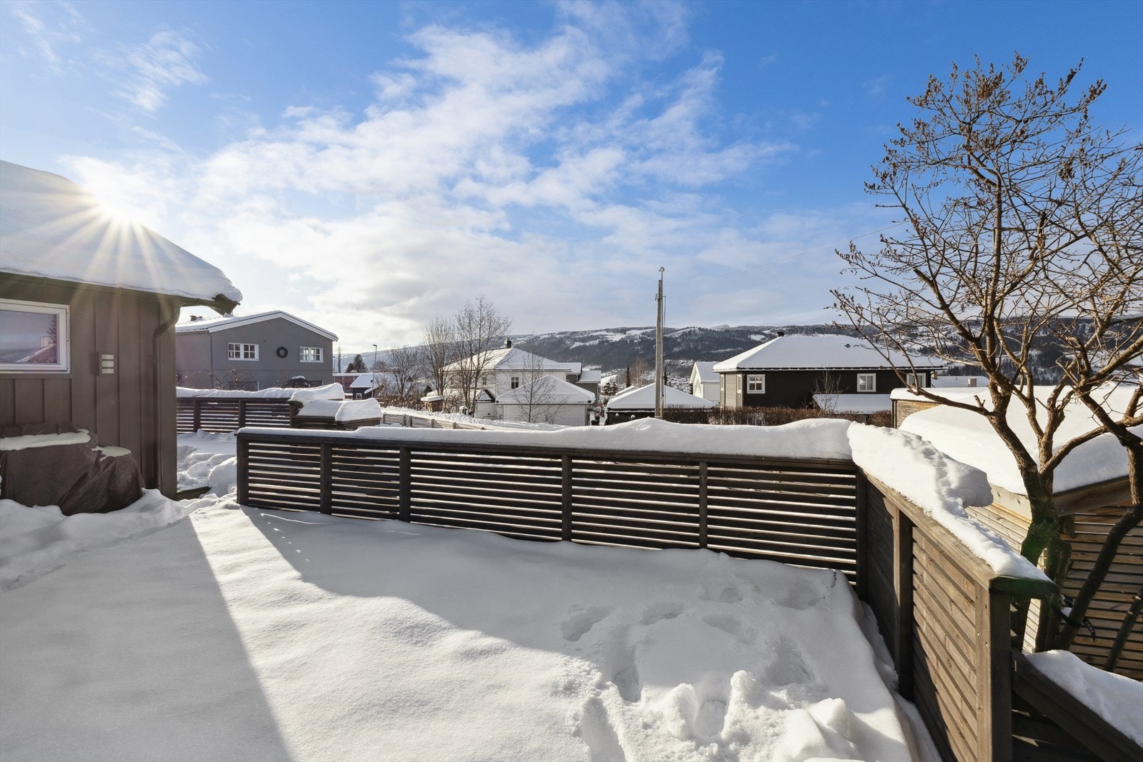 Solrik og romslig terrasse som er perfekt for grilling, avslapning og hyggelige stunder med familie og venner. Galleribilde