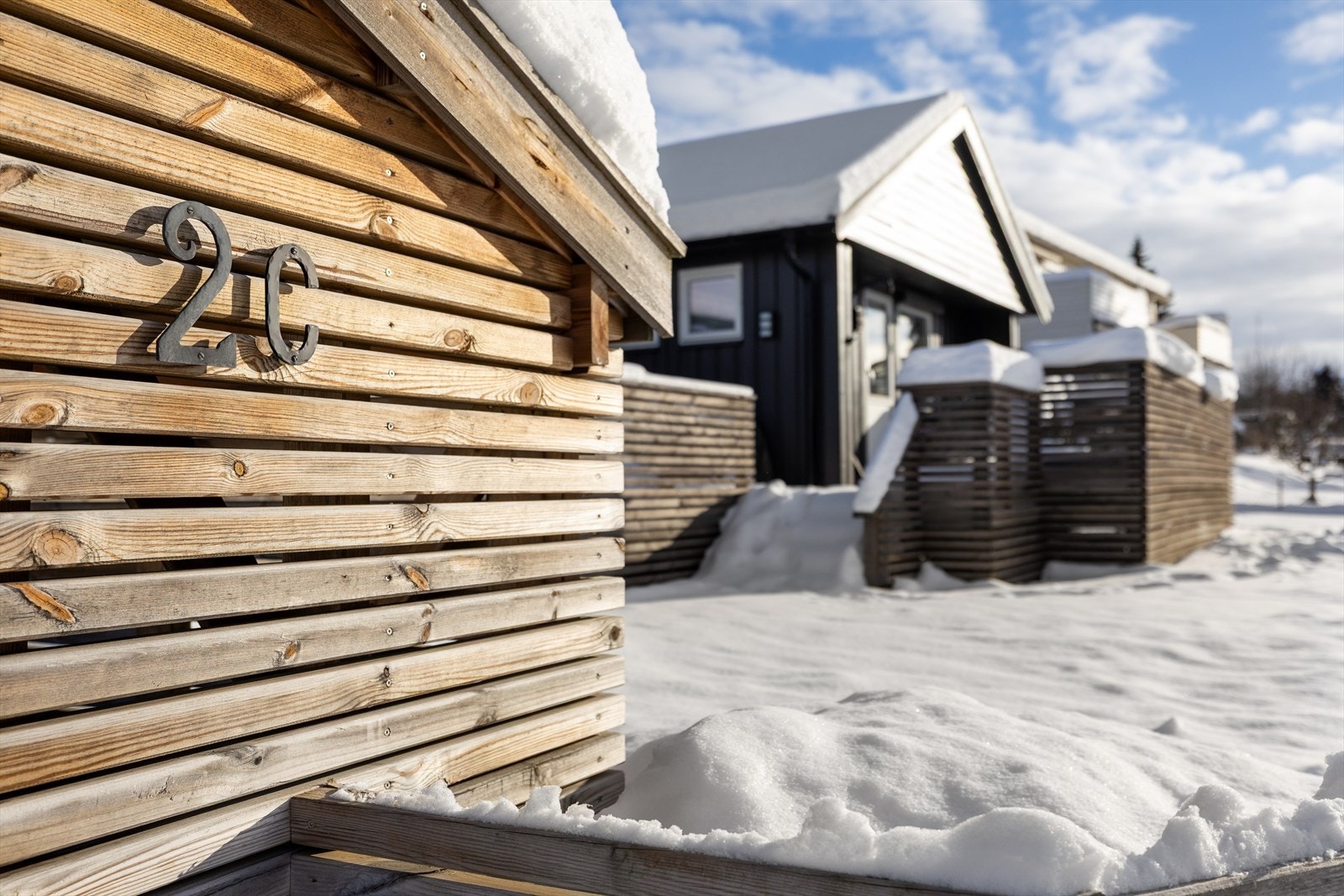 Fra terrassen er det trapp ned til hagen som byr på boltreplass til hele familien. Det er også et overbygg til avfallsdunkene. Galleribilde