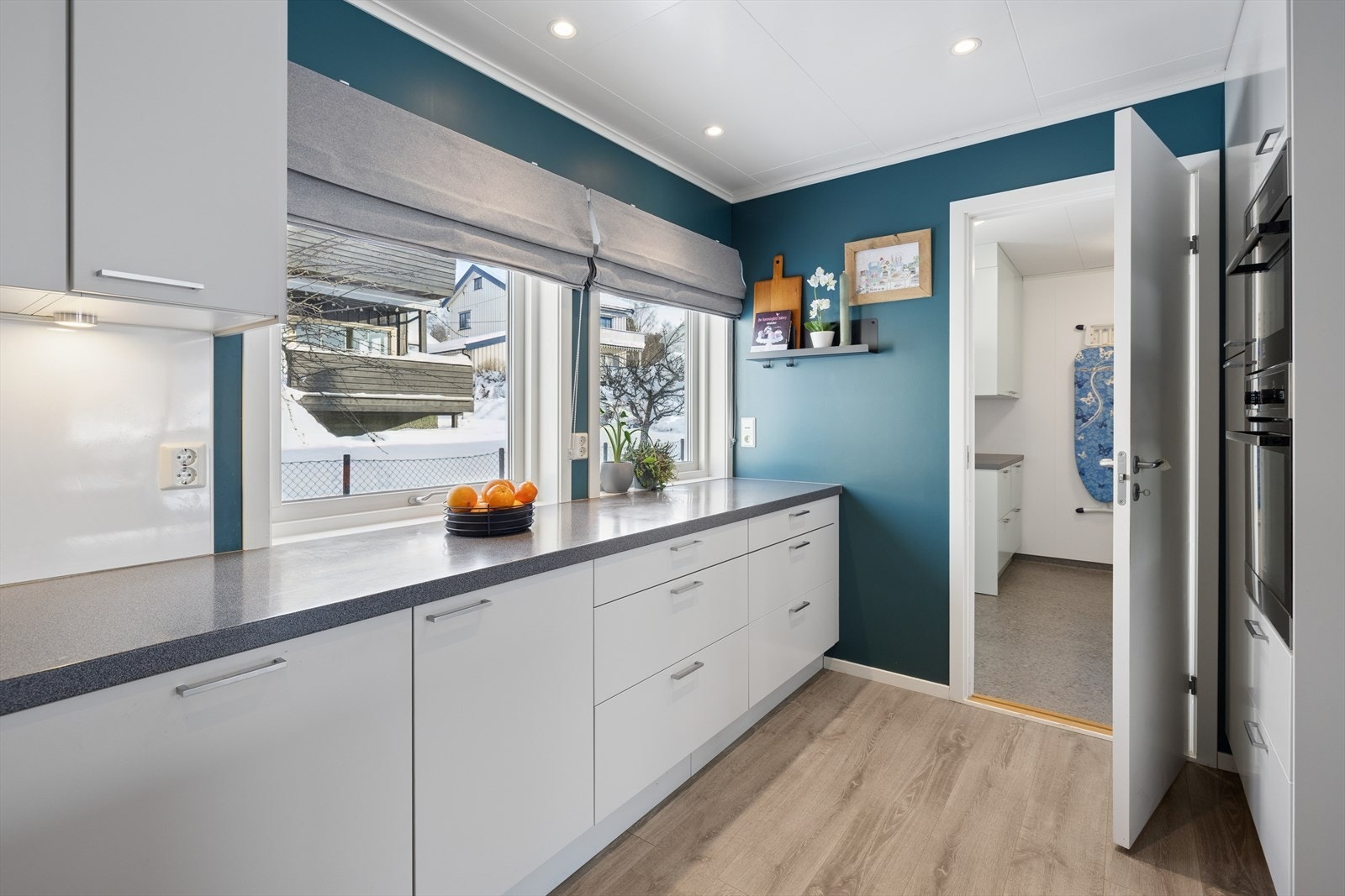 Kjøkkenet er utstyrt med integrert kjøleskap, oppvaskmaskin, komfyr, induksjonstopp, mikrobølgeovn og komfyrvakt. Galleribilde