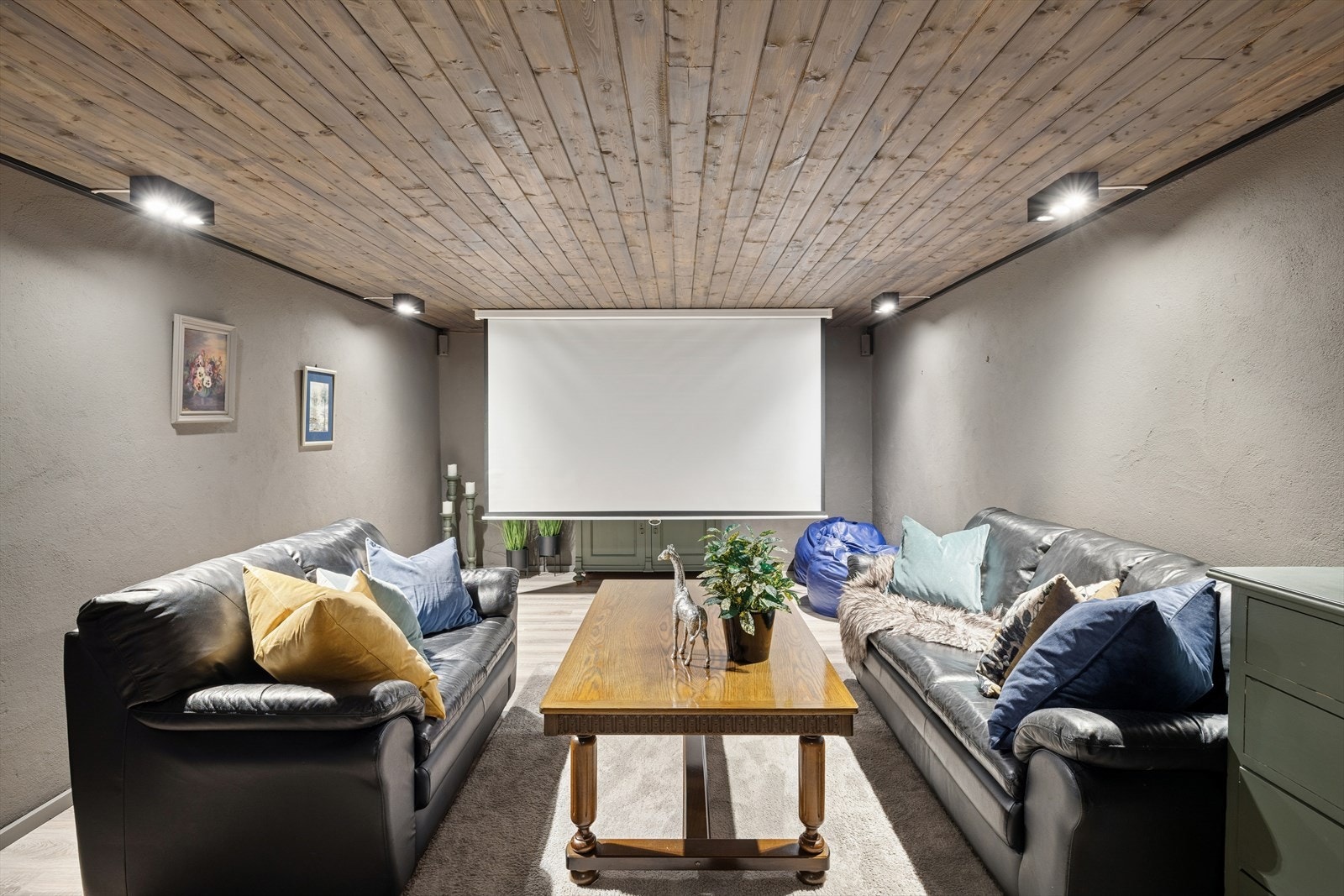 Kjellerstuen er utstyrt med projektor og lerret, ideelt for filmvisninger. Galleribilde