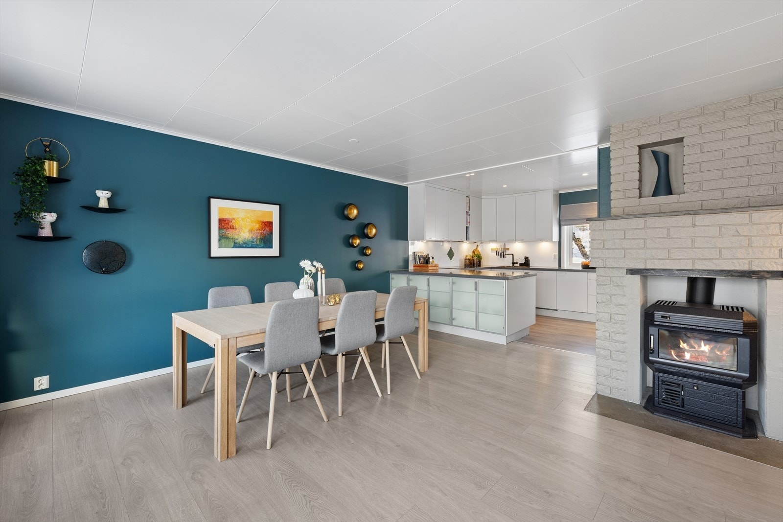 Spisegruppen kan med plasseres i den naturlige sonen mellom kjøkkenet og stuen. Galleribilde