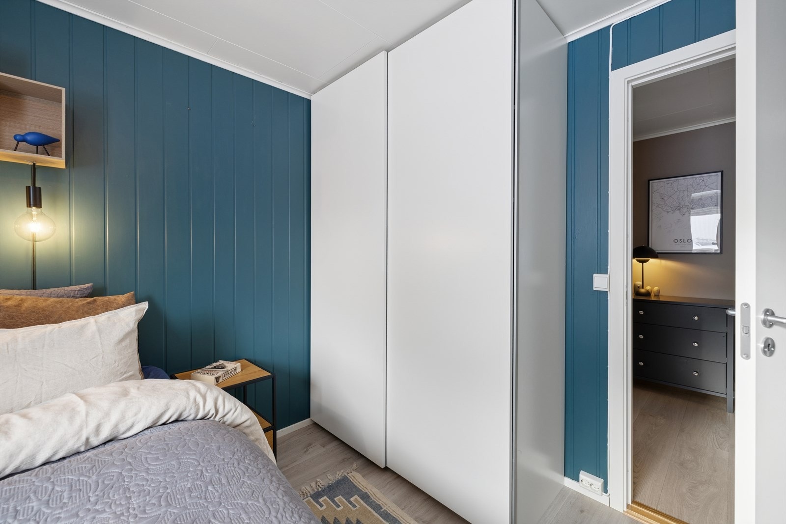 Hovedsoverommet har skyvedørsgarderobe med hvite fronter. Galleribilde