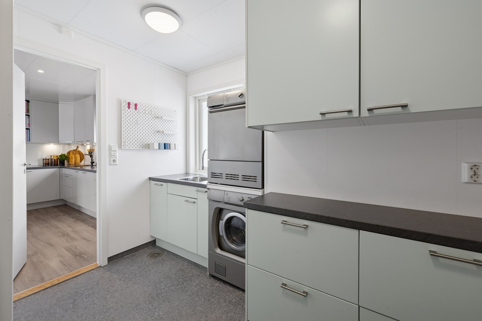 Oppgradert vaskerom med praktisk adkomst fra både gangen og kjøkkenet. Galleribilde