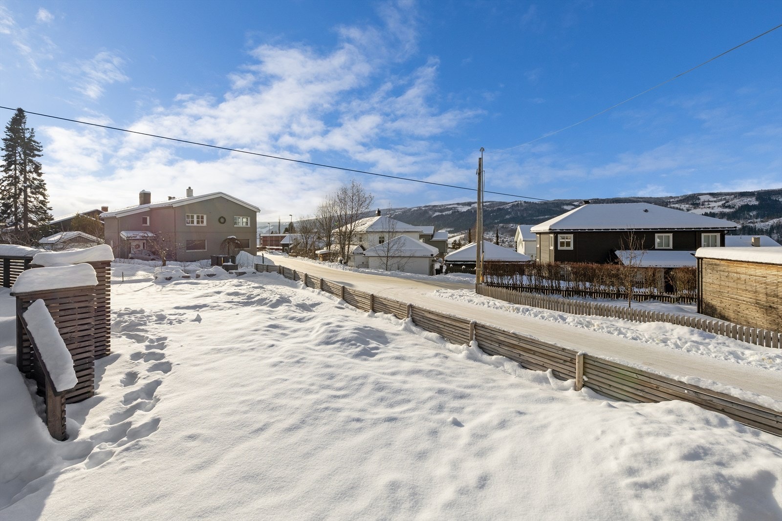 Tomten byr på gode uteoppholdsarealer med beplantning bestående av blomsterbed, prydbusker og trær, som skaper en trivelig og innbydende ramme rundt boligen. Galleribilde