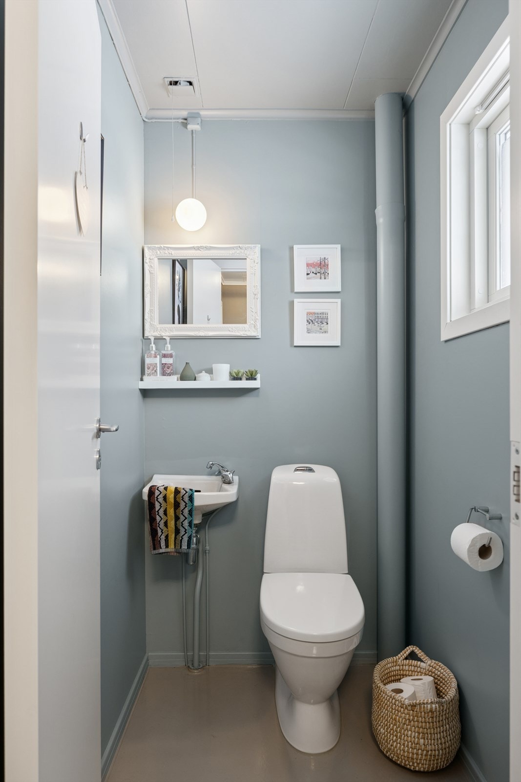 Toalettrommet er praktisk plassert ved entréen, med malt belegg på gulvet og malte plater på veggene. Galleribilde