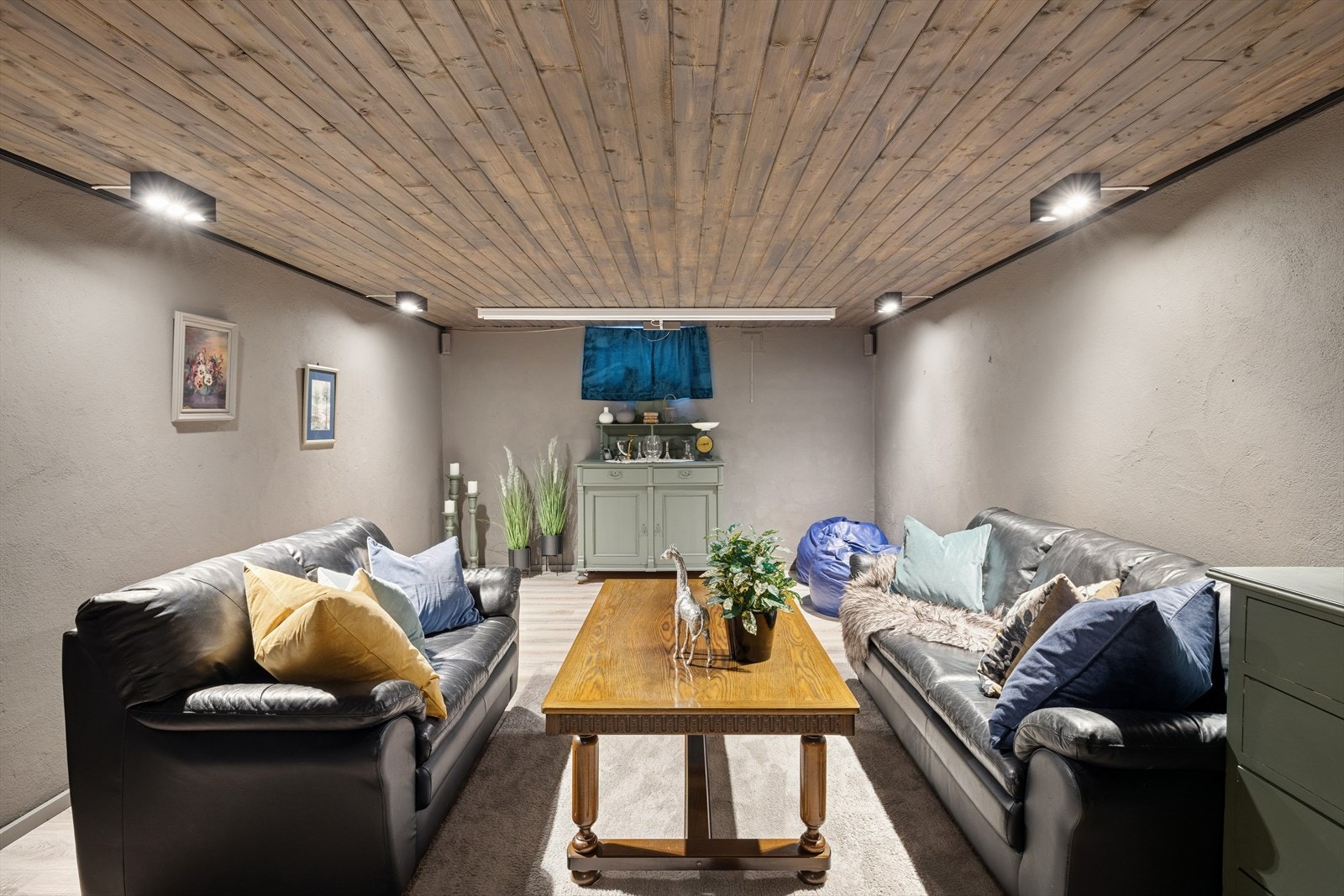 Rommet oppleves lunt og innbydende med god lyssetting i panelhimling. Galleribilde