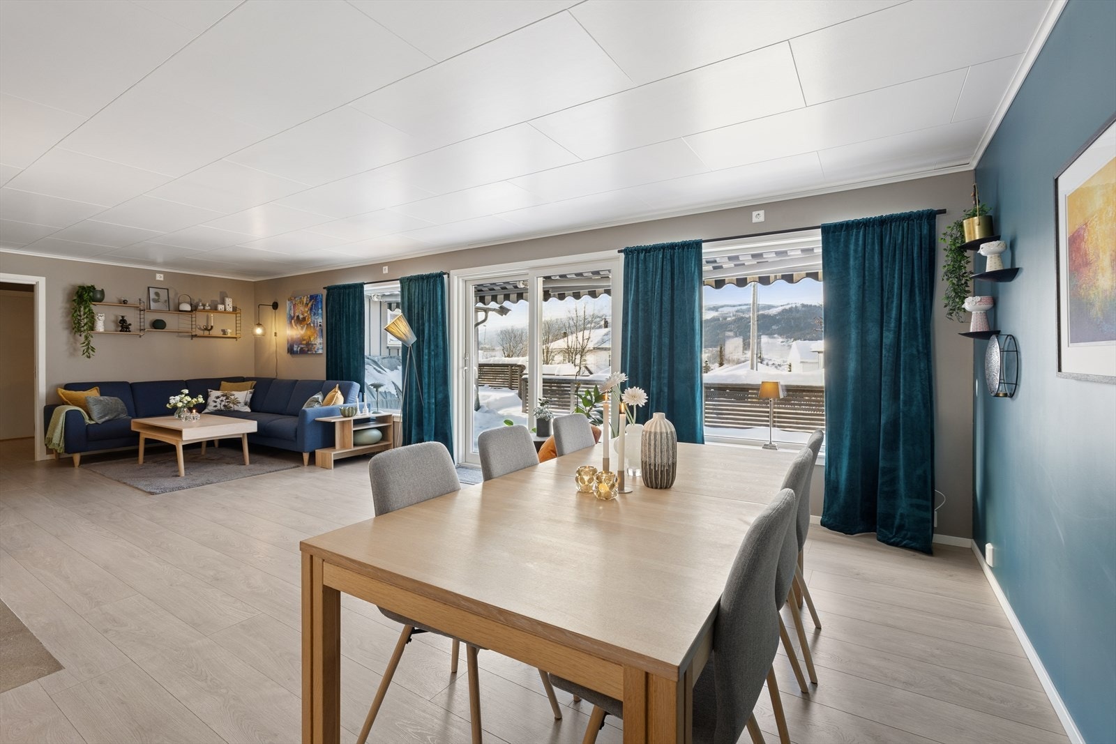 Store vindusflater slipper inn rikelig med naturlig lys og skaper en lys og luftig romfølelse. Galleribilde