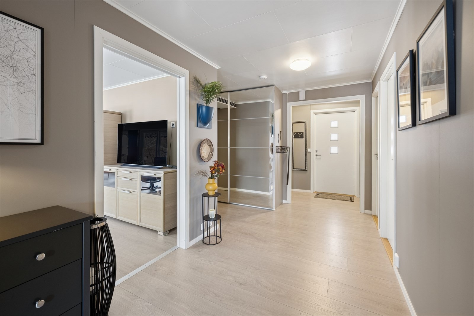 Skyvedørsgarderobe med speilfronter for klesoppbevaring i gangen. Galleribilde