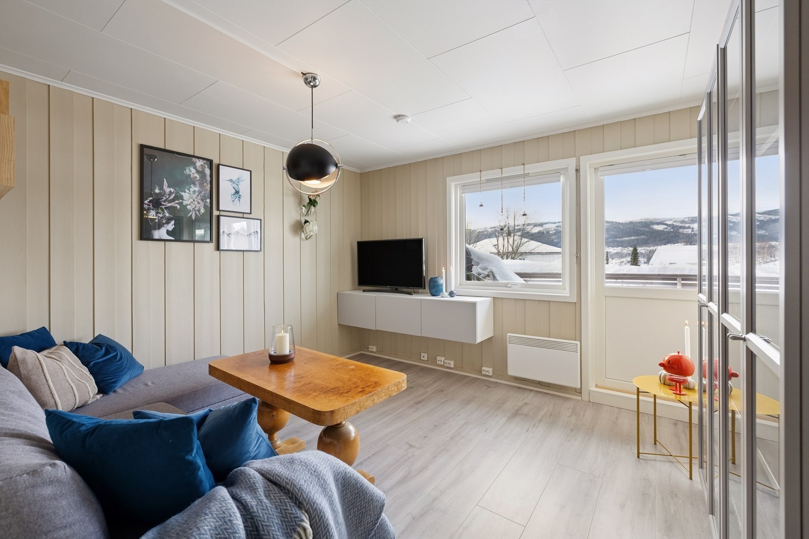 Soverom innredet som stue, med utgang til terrassen. Galleribilde