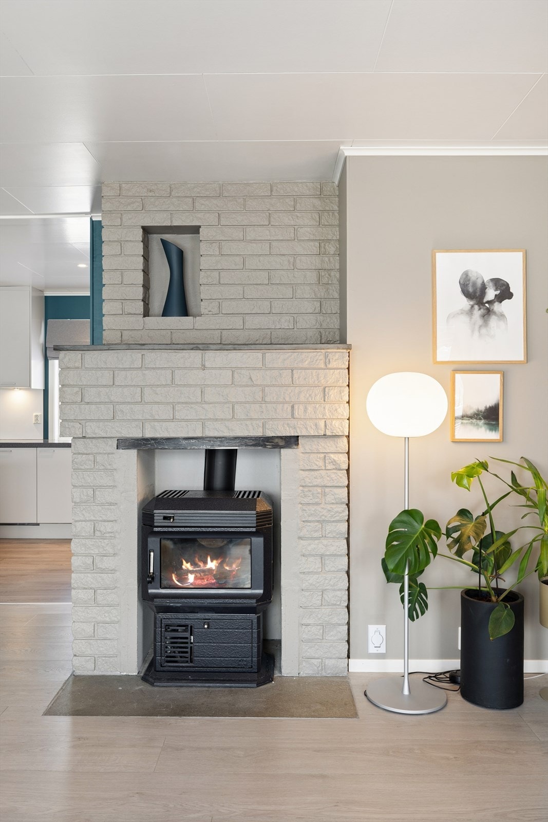 I stuen er det en stemningsfull peisovn og vannbåren varme i gulvet, som sikrer et behagelig inneklima året rundt. Galleribilde