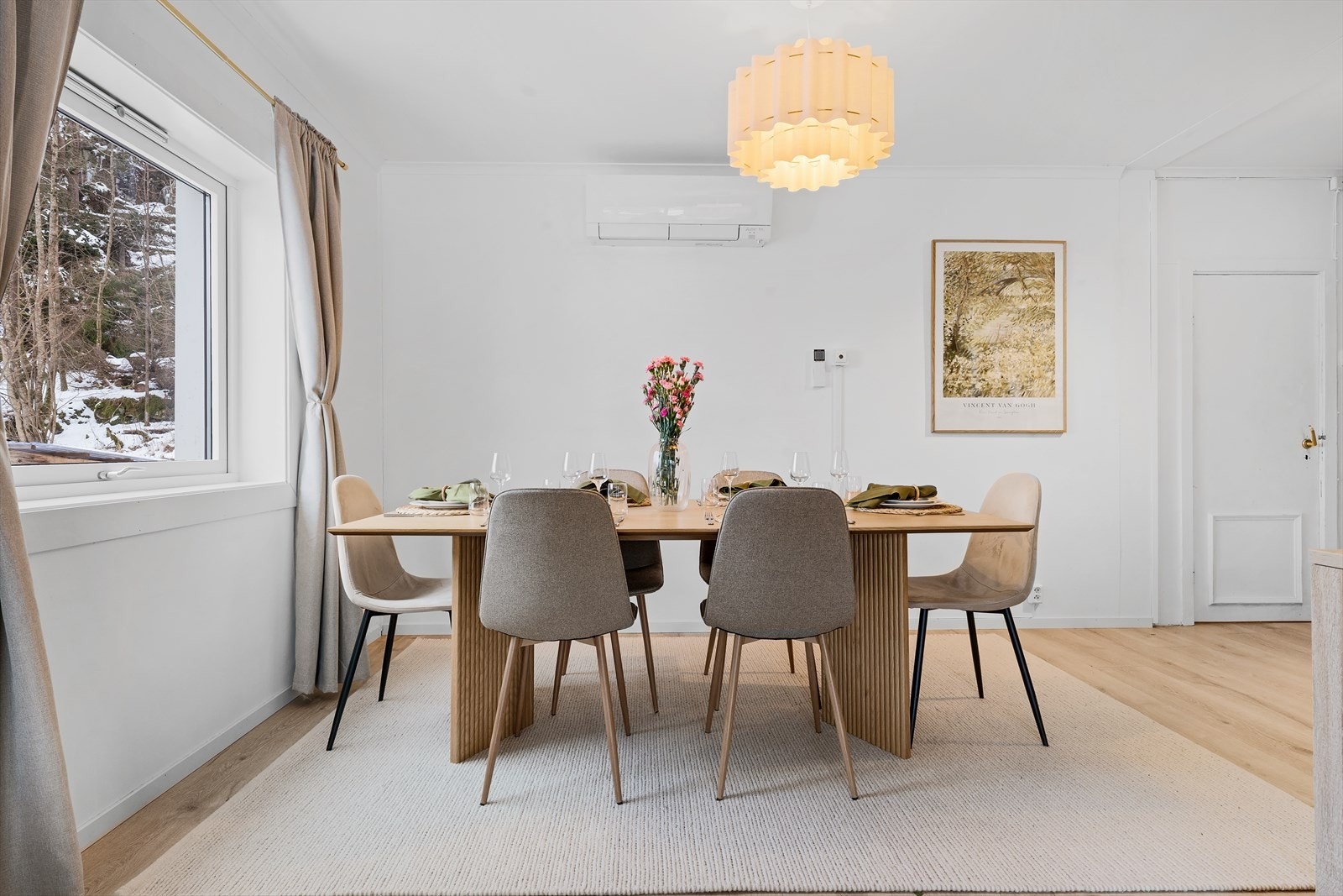 - I stuen har man god plass til en egen sone med sofagruppe og en egen sone med et langt spisebord - Galleribilde