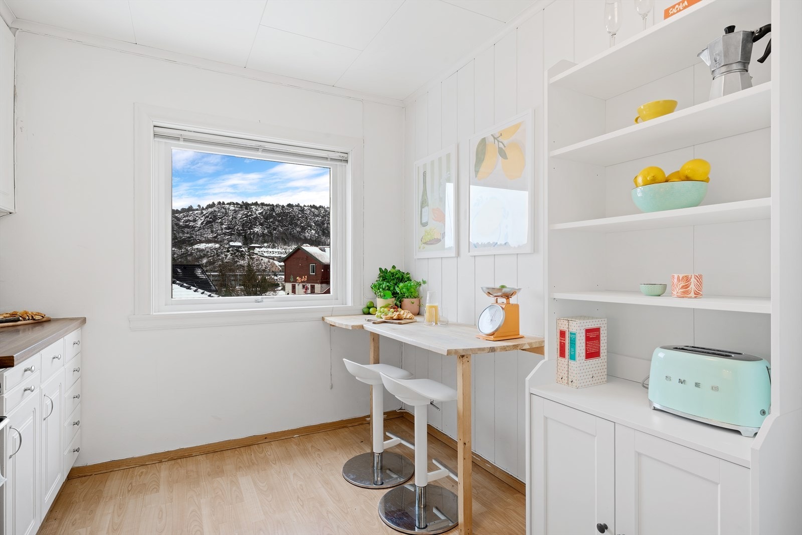 - Kjøkkenet har profilerte fronter og laminat benkeplate med nedfelt vask - Galleribilde