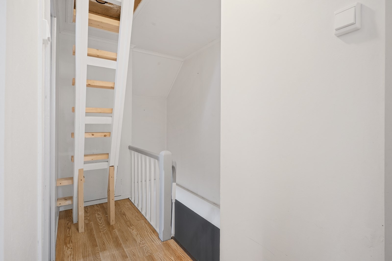 - Praktisk trapp som fører deg videre opp til loftet - Galleribilde
