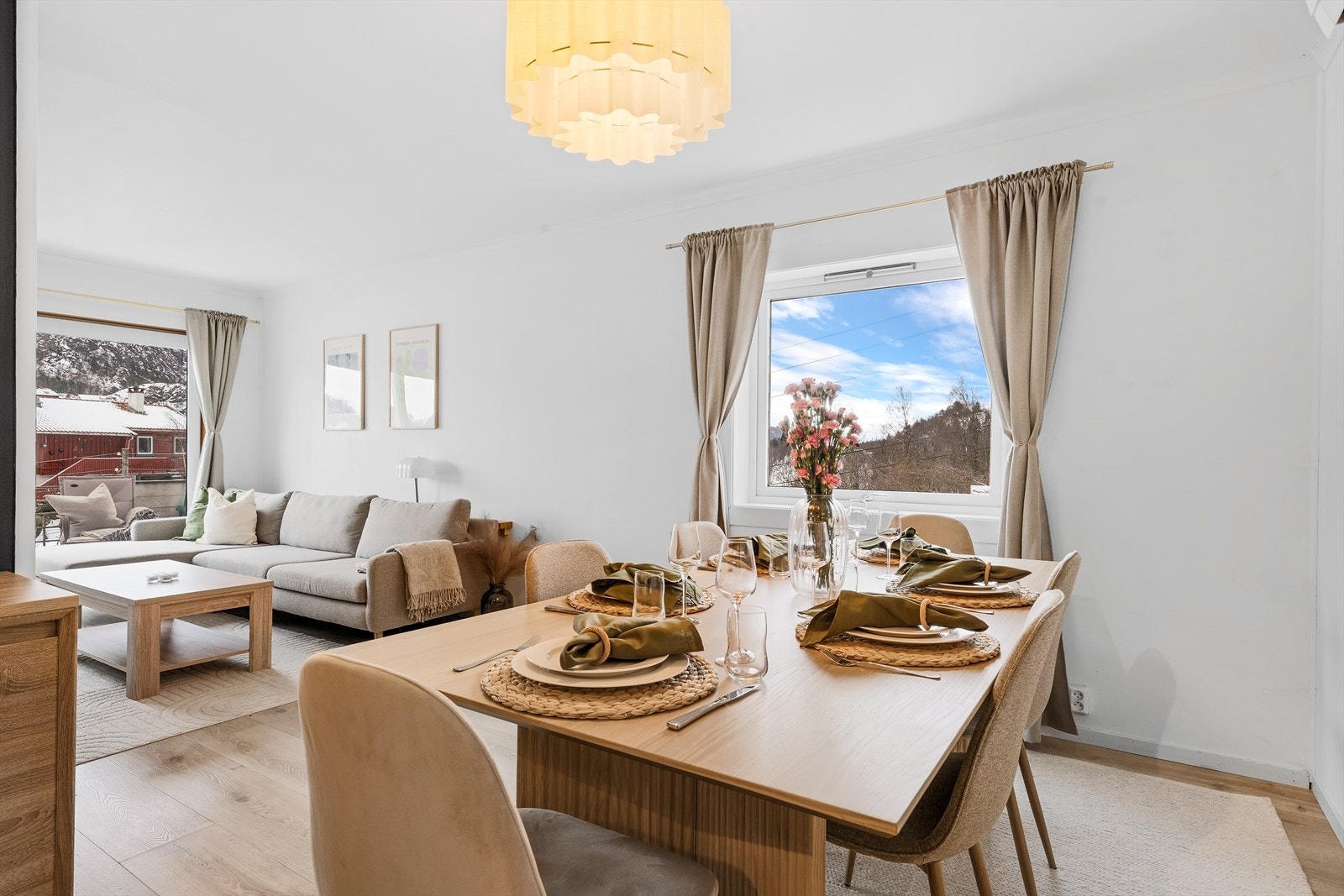 - Med vedovn i stuen gir det godt med varme på kalde vinterdager og lager en hjemmekoselig stemning - Galleribilde