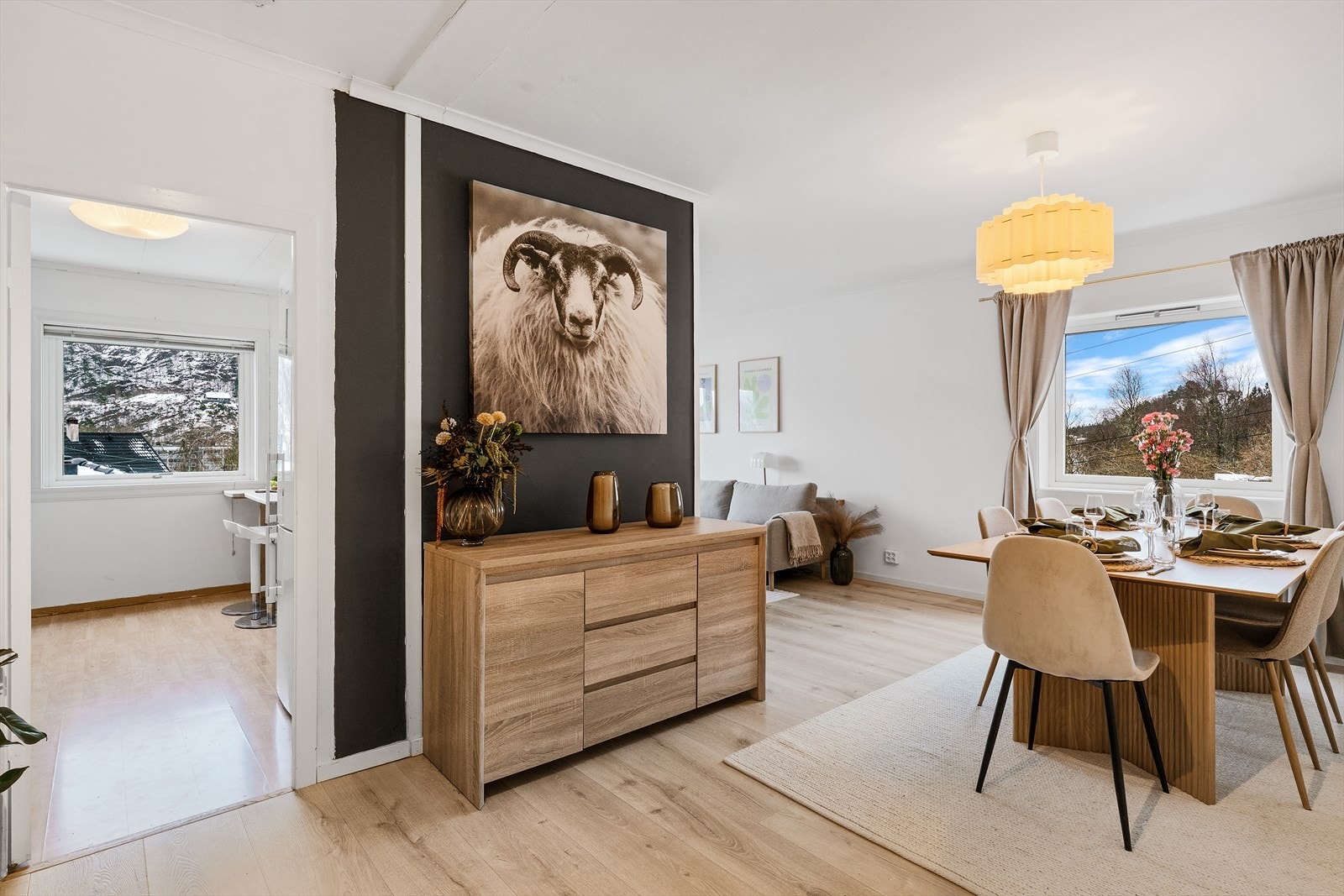 - Boligen har et gjennomgående og slitesterkt gulv av laminat - Galleribilde