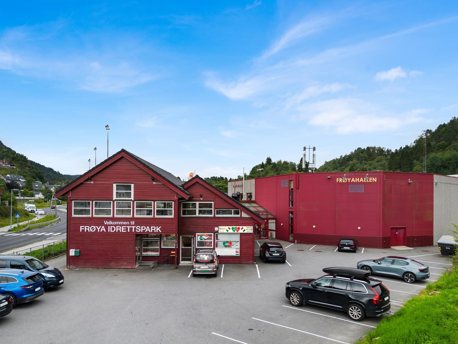 - Frøya Idrettspark med kunstgressbane ligger kort vei fra boligen - Galleribilde