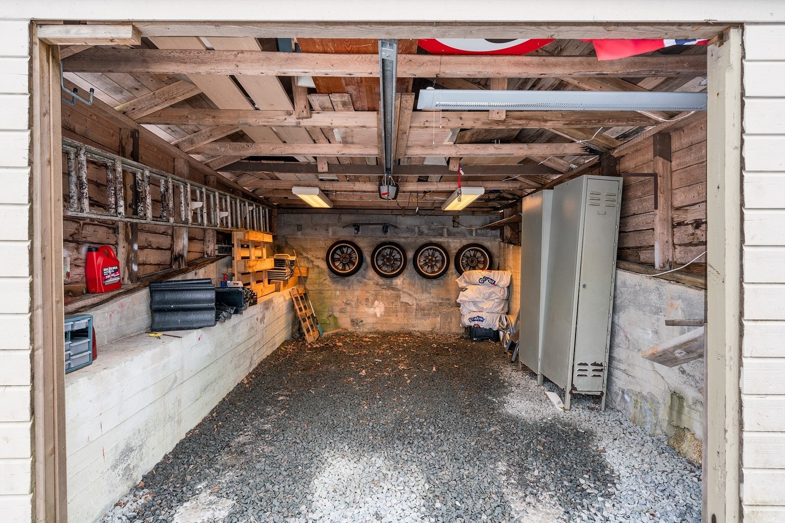 - Boligen har også en garasje. Det er også god plass til å parkere biler langs veien på egen tomt - Galleribilde