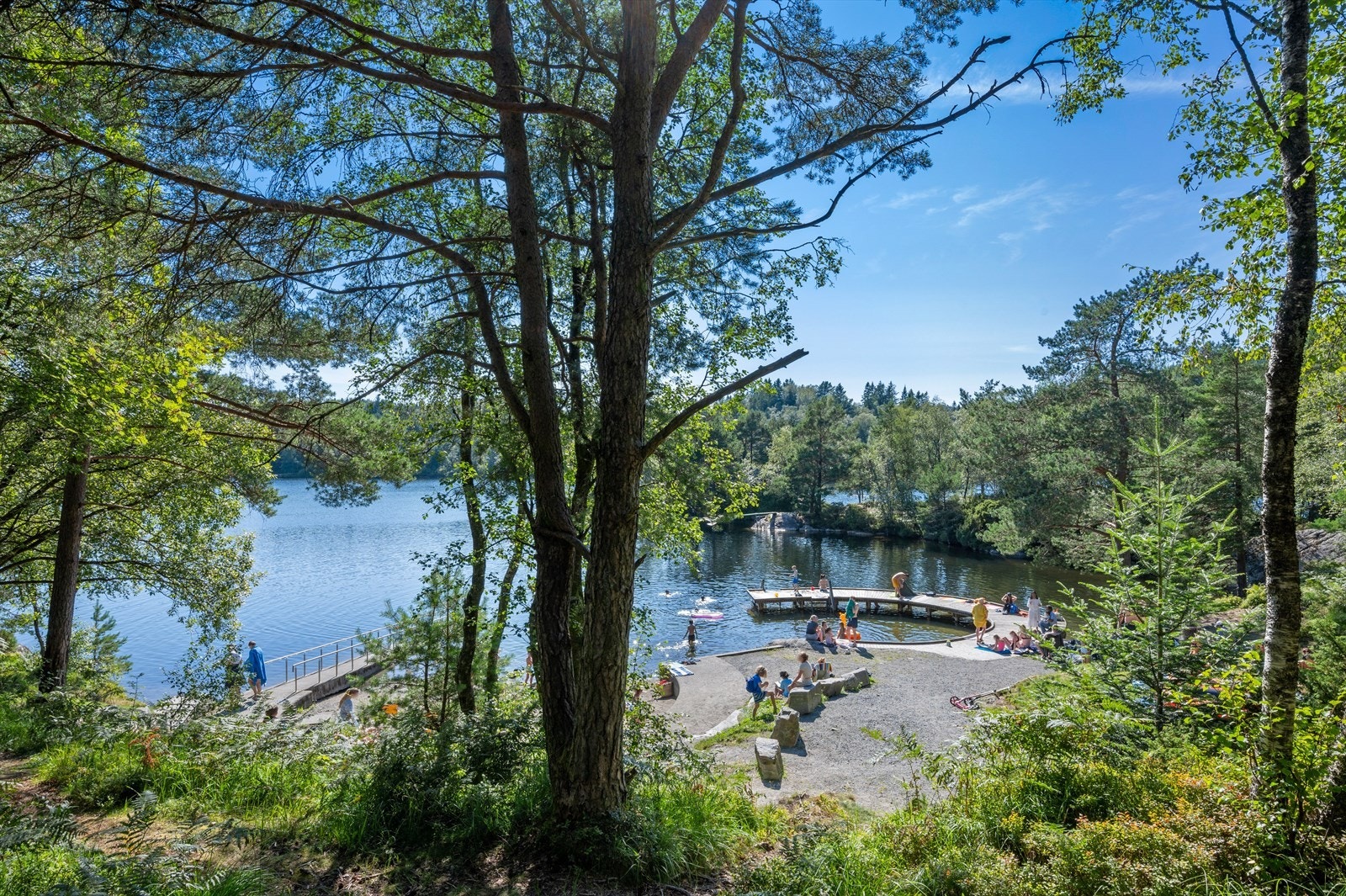 - På varme sommerdager er det fint å ta turen til Storavatnet ved Krohnegården - her finner du sandstrand, stupebrett og badeflåte. Dette er også et flott turområde! - Galleribilde