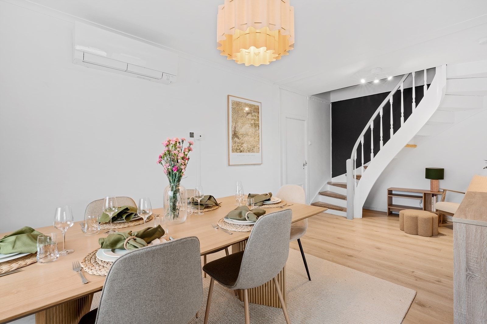 - Her har man både vedovn og varmepumpe som sørger for en behagelig innetemperatur året rundt - Galleribilde