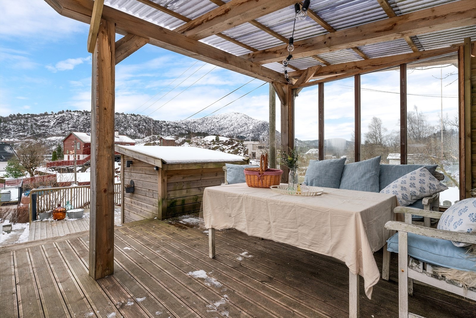 - Terrasse med pergola så du kan kose deg ute under tak selv de dagene det regner - Galleribilde