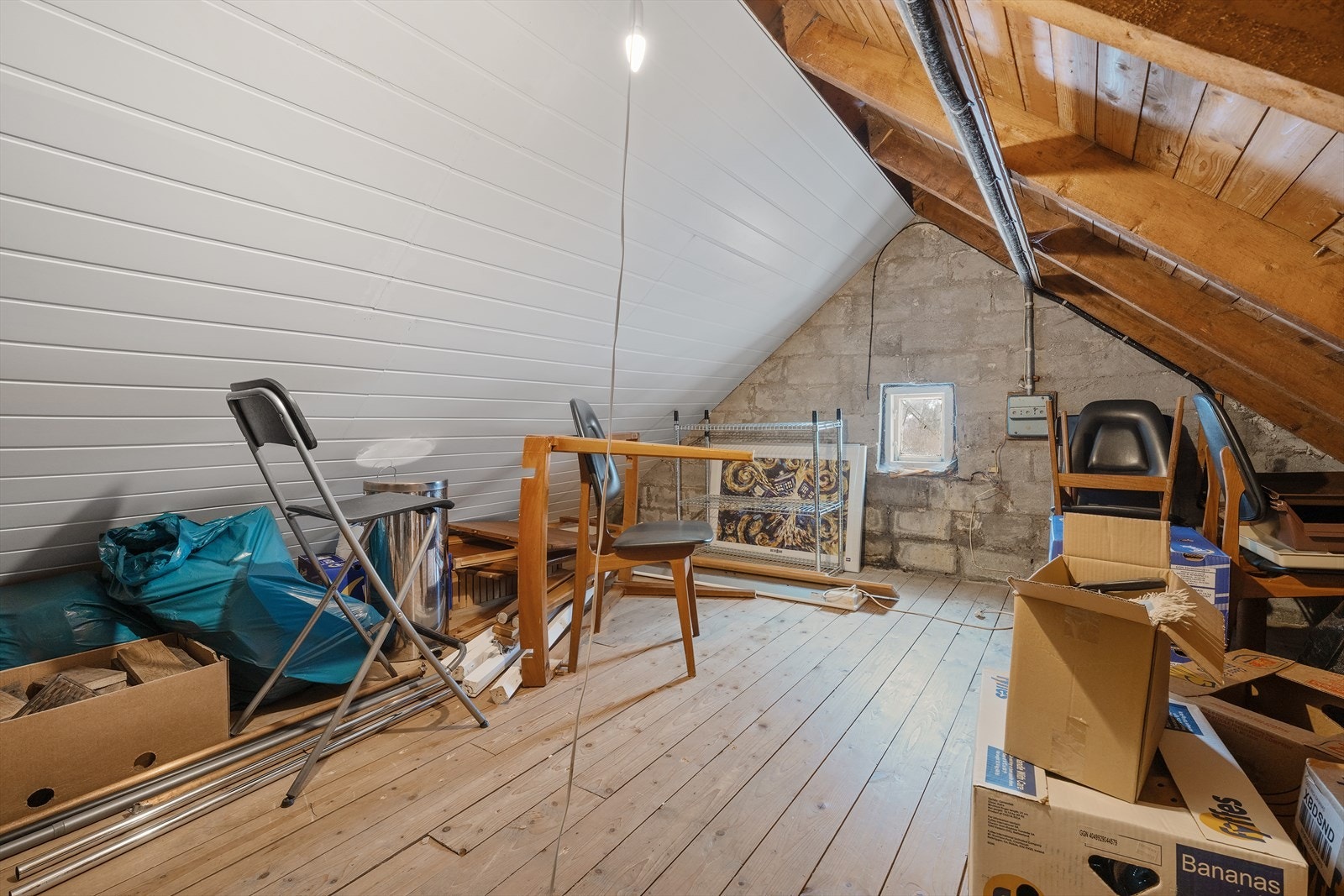 - Loftsrom perfekt for oppbevaring av sesongvarer og det du ikke trenger i hverdagen - Galleribilde