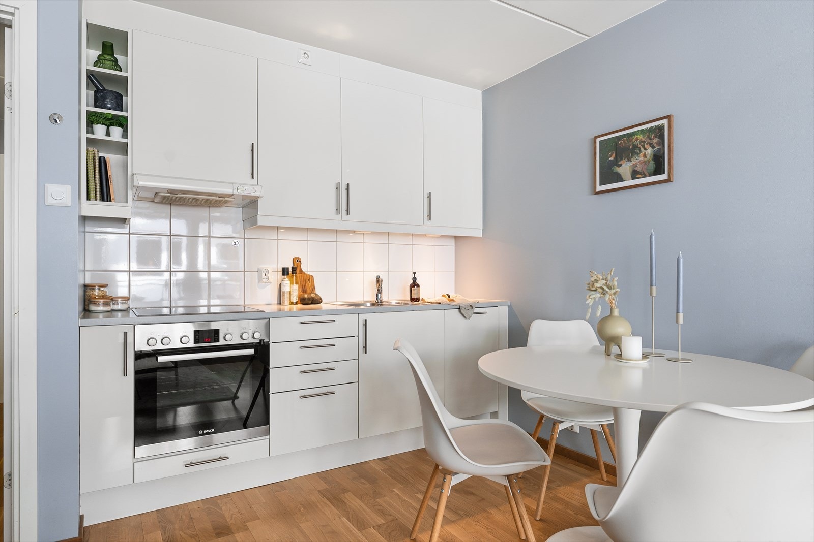 Med kjøkkenet i tilknytning til spisestuen kan du enkelt underholde gjestene mens du ferdigstiller maten. Galleribilde