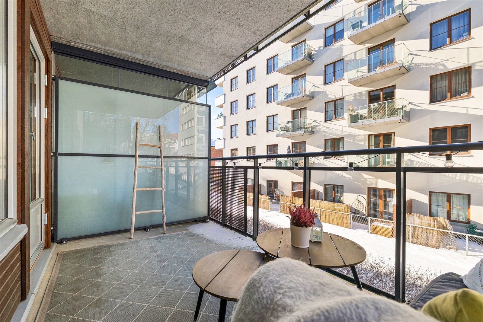 Balkongen vender ut mot rolige omgivelser og er overbygd og forankret til bygningen med betonggulv, lys, stikkontakt og rekkverk. Galleribilde