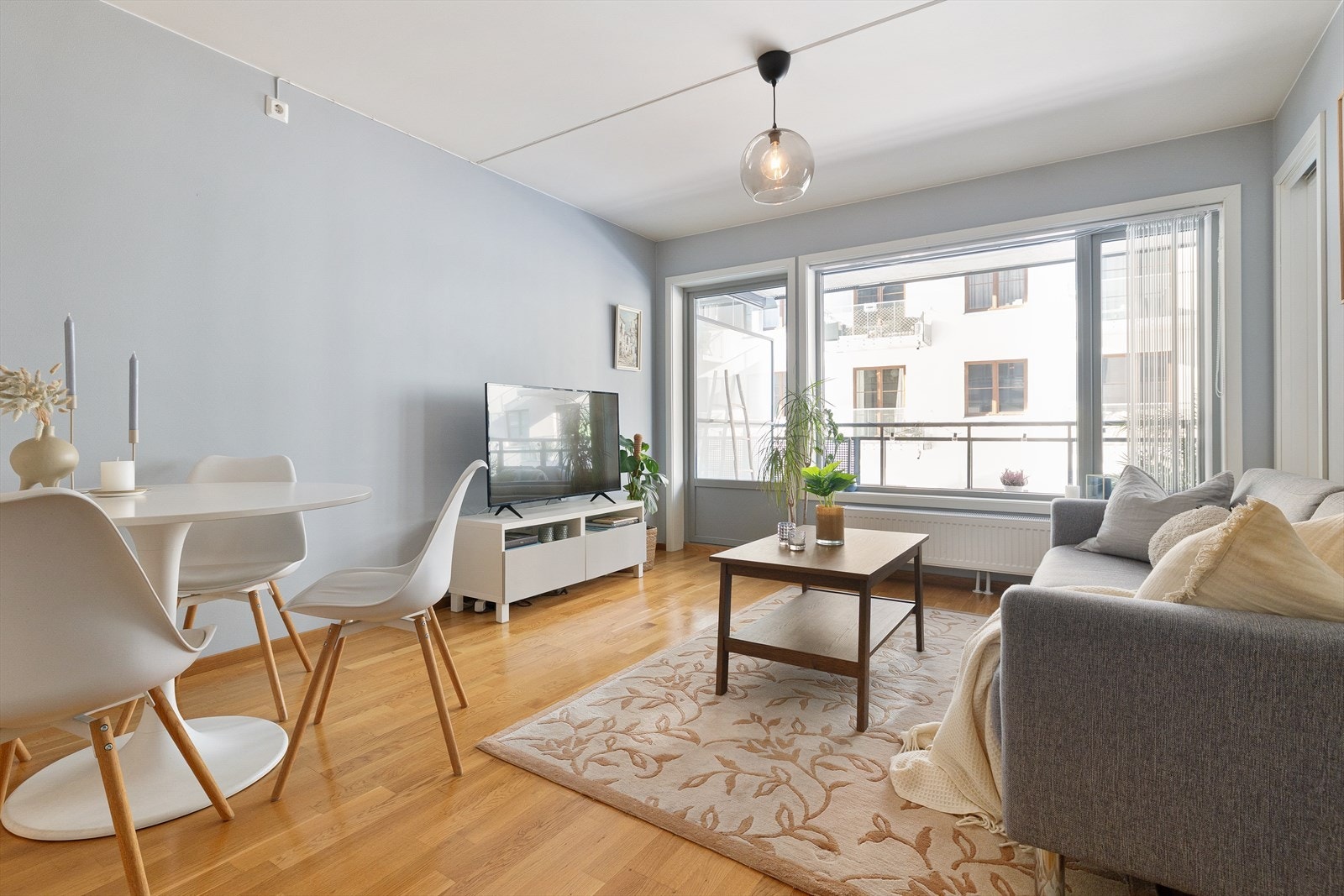 Innbydende og åpen stue med store vindusflater som slipper inn rikelig med naturlig lys. Galleribilde