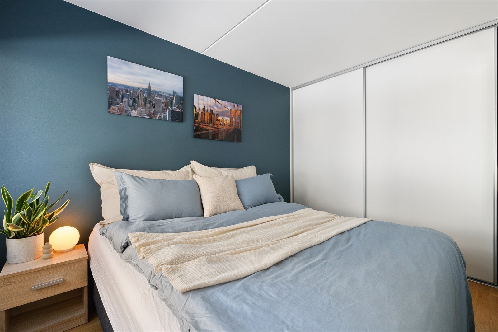 Skyvedørsgarderobe gir praktisk oppbevaring og maksimal utnyttelse av plassen. Galleribilde