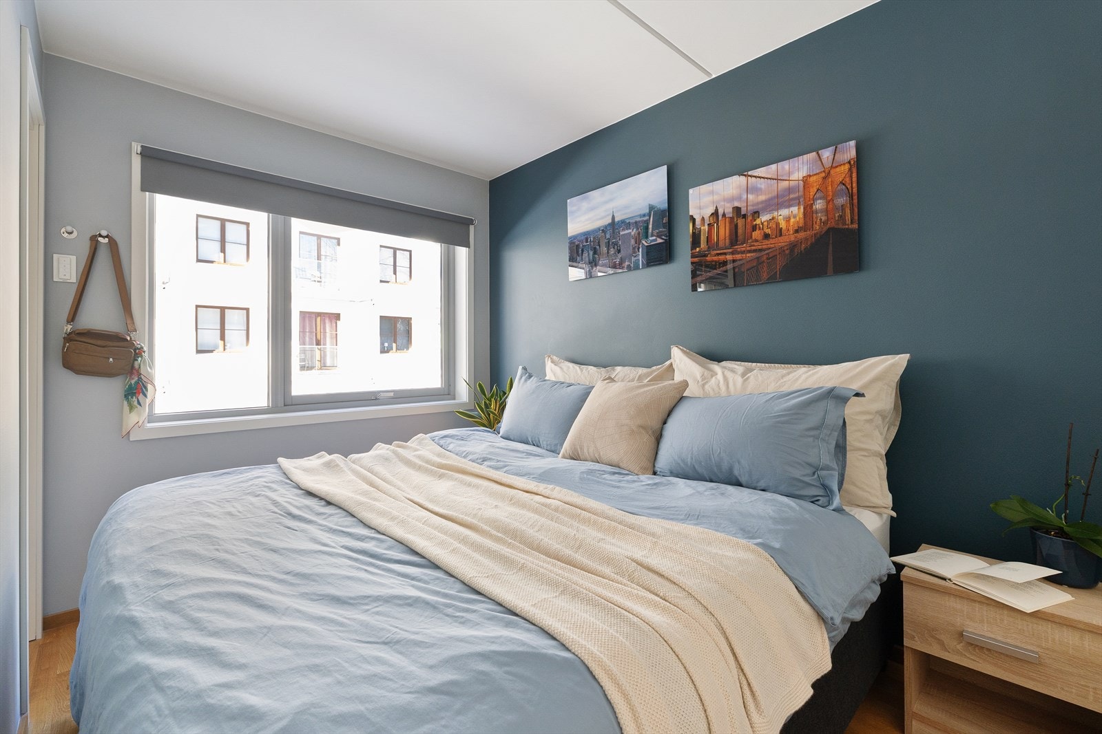 Romslig soverom med plass til ekstra stor seng samt stor garderobeløsning. Galleribilde