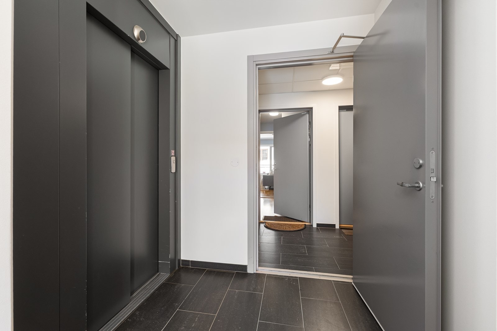 Det er heis i bygget som tardeg opp i leiligheten og takterrassen eller ned til garasjen. Galleribilde