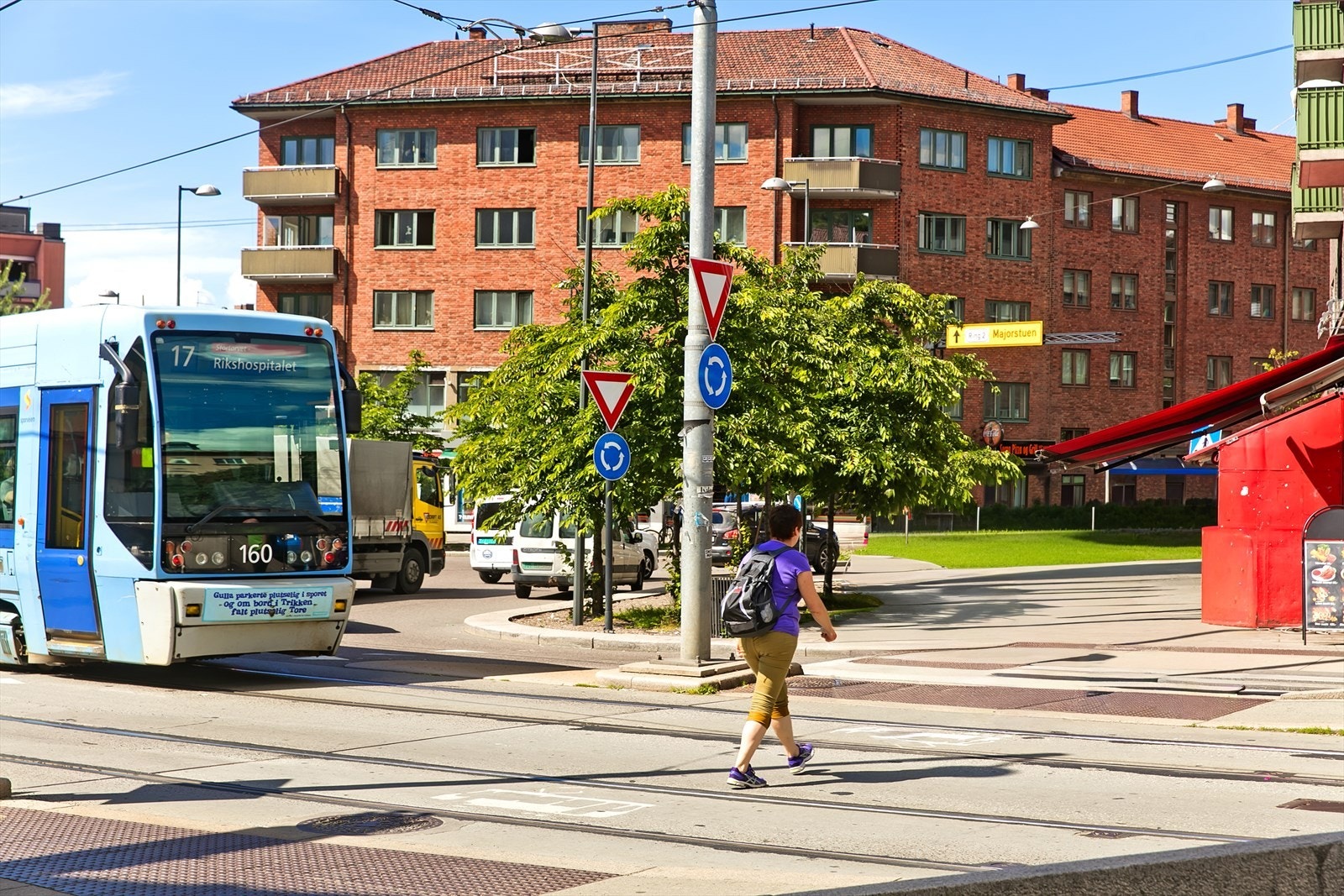 Buss, trikk og t-bane er alle i umiddelbar nærhet til leiligheten. Galleribilde