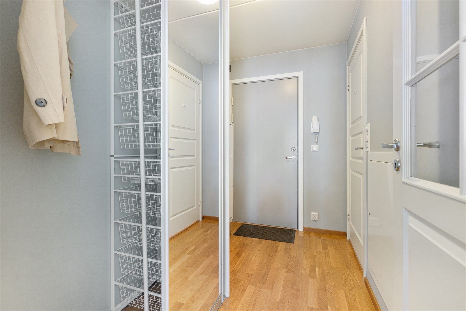 Der er god plass til oppheng av yttertøy og sko i garderobeskap i gangen. Galleribilde