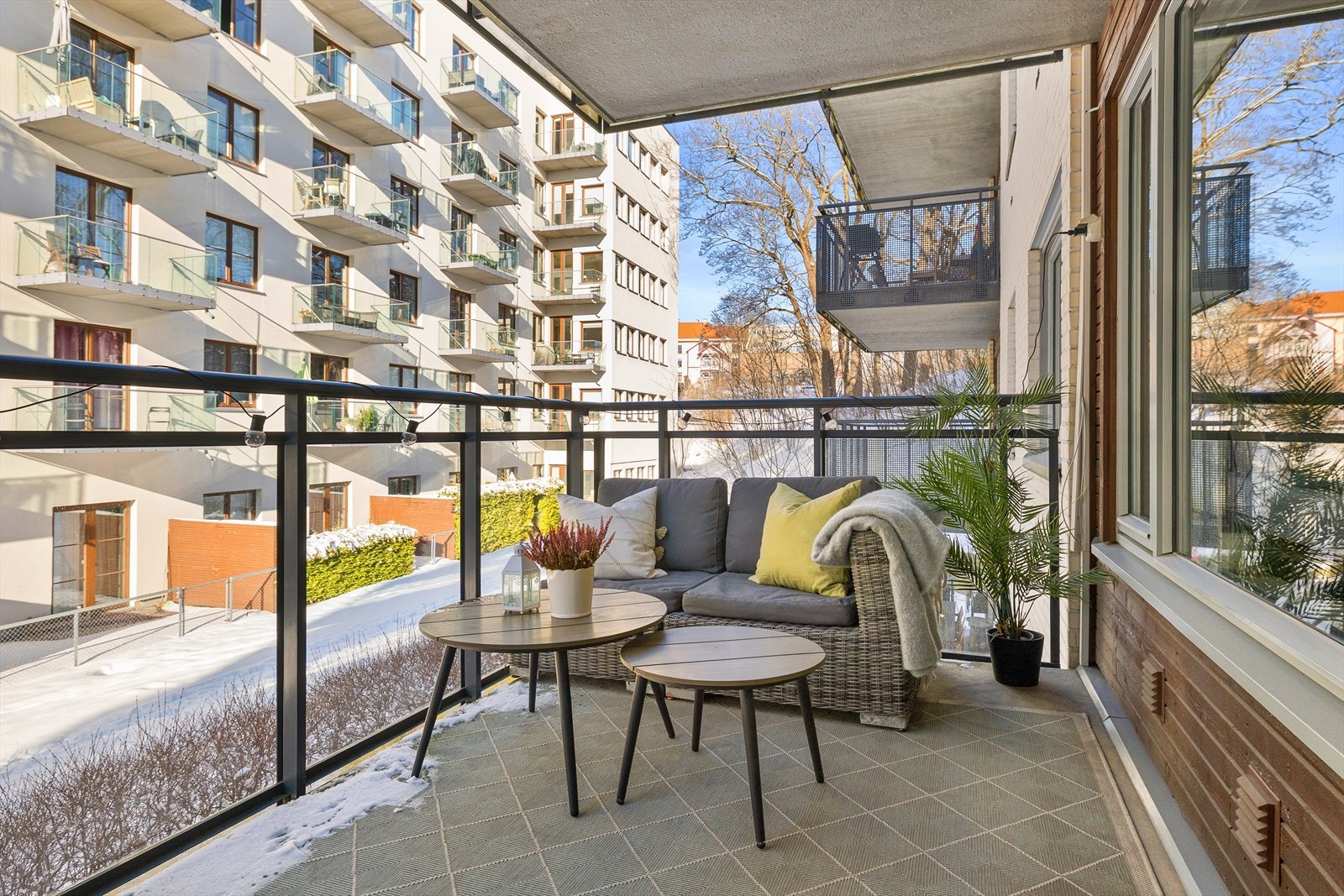 Balkongen er på hele 8m² hvor det er god plass til å innrede med utemøbler etter eget ønske. Galleribilde