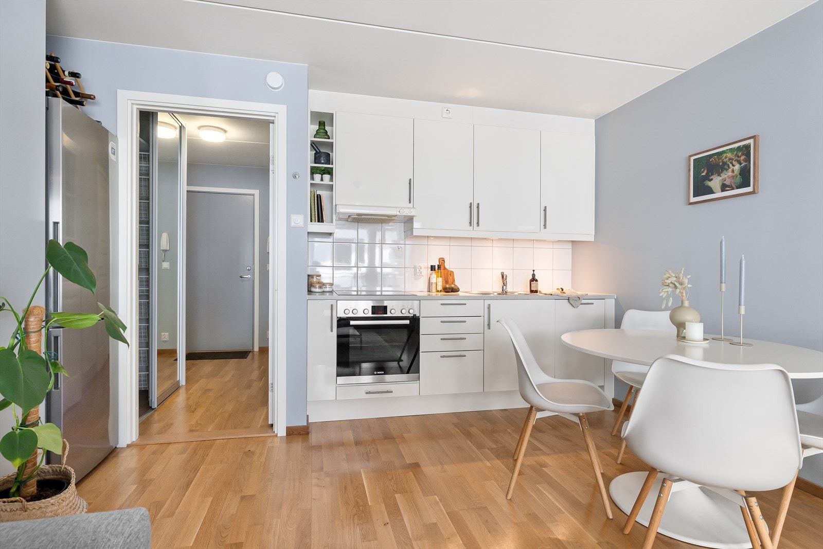 Kjøkkeninnredning fra Marbodal med glatte fronter og laminert benkeplate med oppvaskkum. Galleribilde