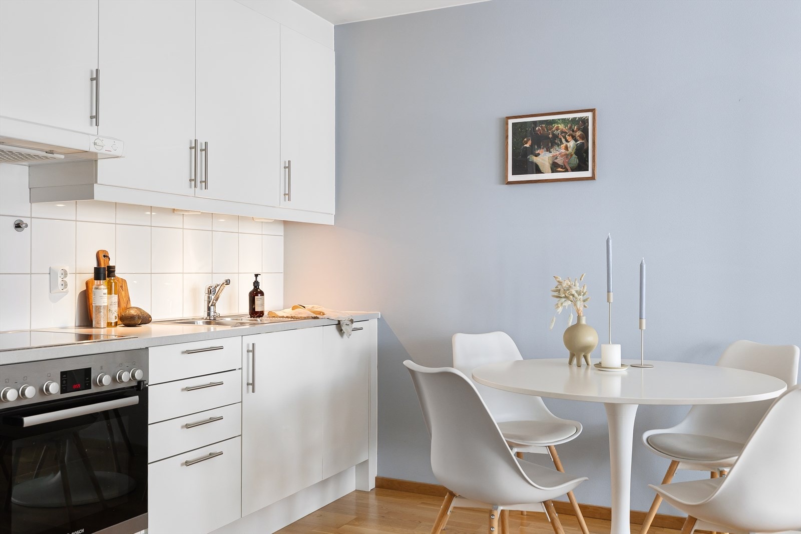 Plass til spisebord ved kjøkkenet gir en naturlig spiseplass. Galleribilde