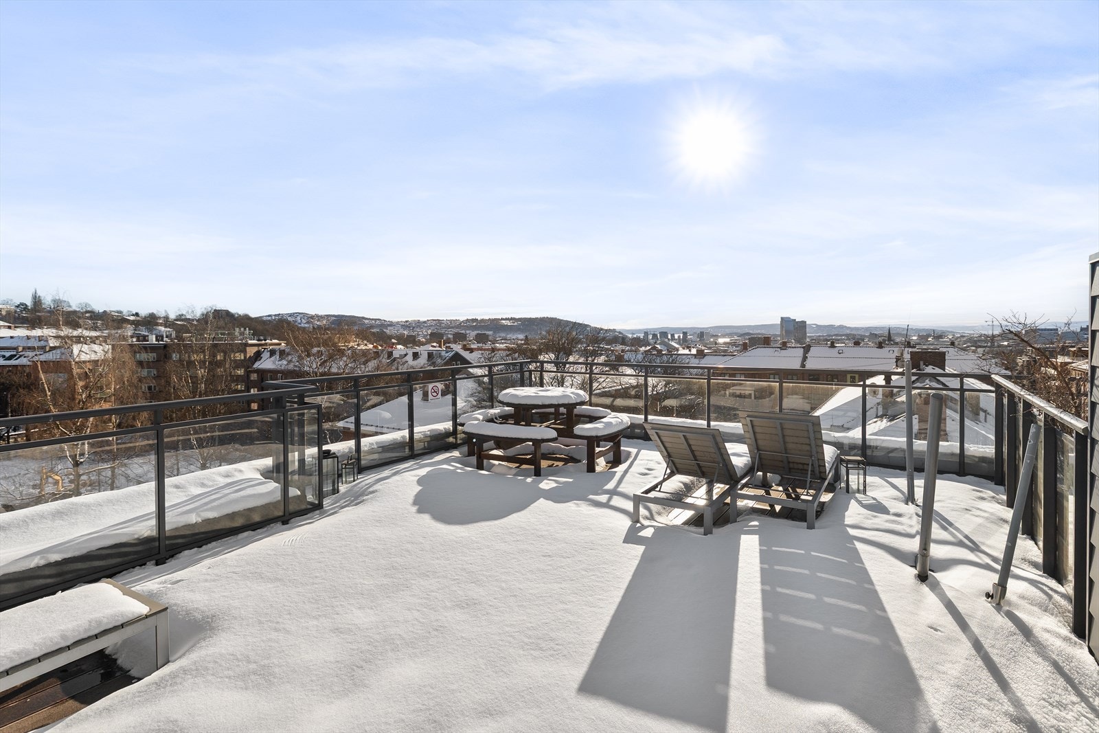 Takterrassen tilbyr en vidstrakt utsikt over byen med solrike forhold. Galleribilde