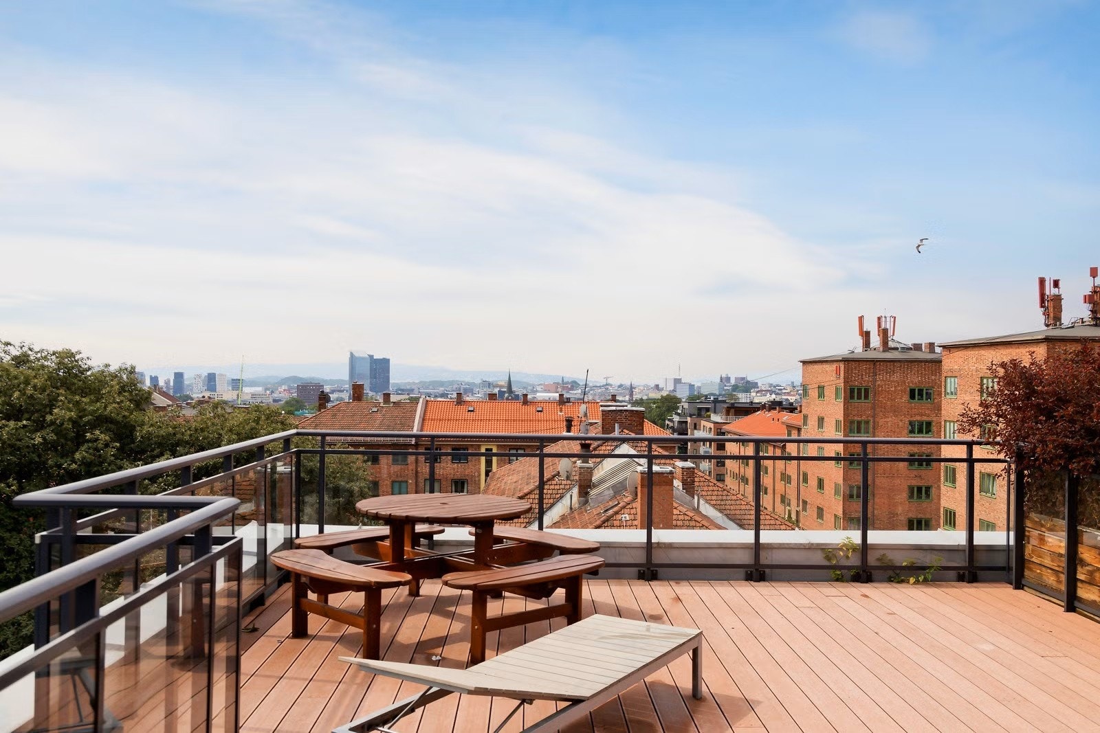 Sameiet har en flott, felles takterrasse med enkel heisadkomst. Et ypperlig sted å tilbringe varme, late sommerdager. Galleribilde