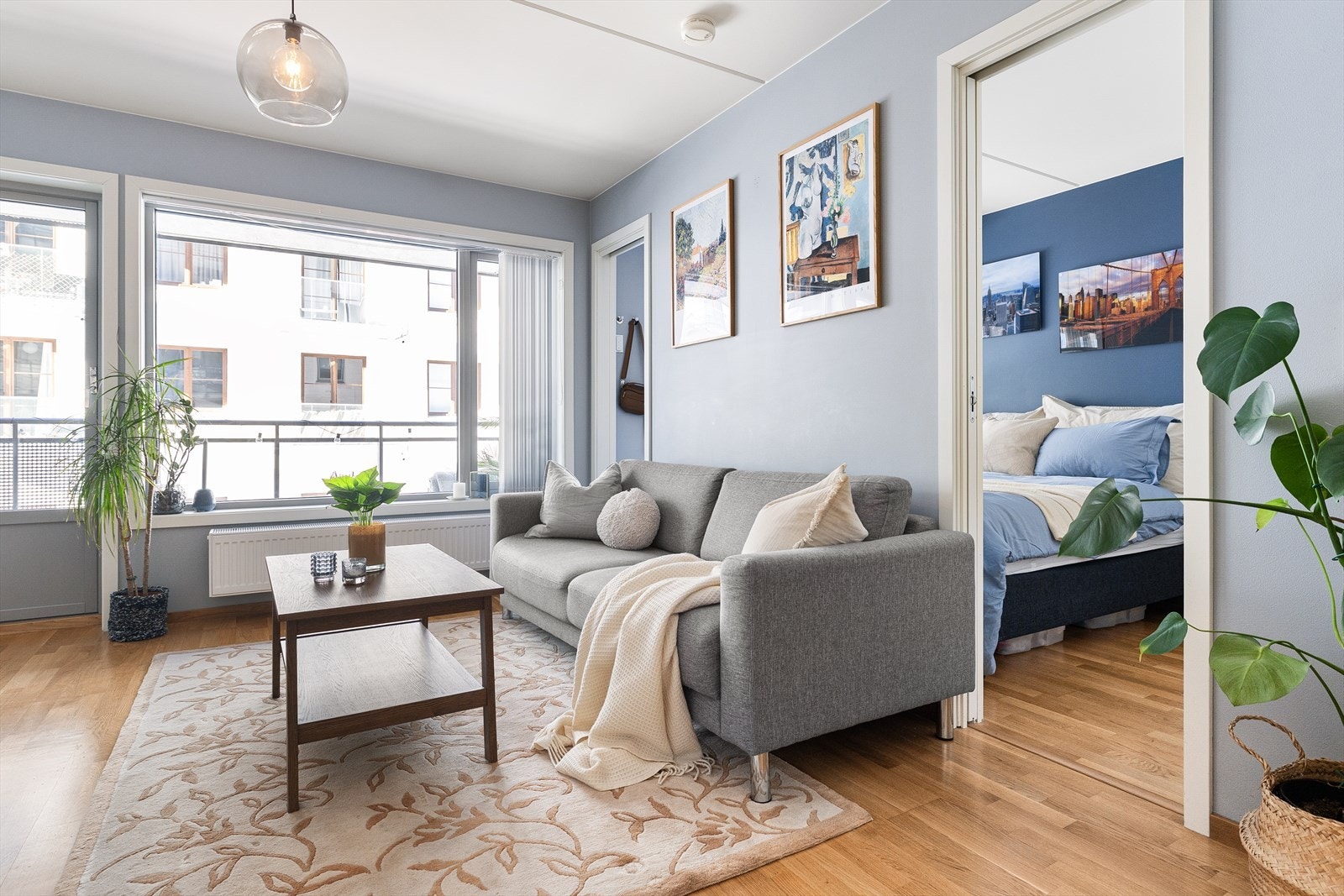 Det er malte vegger og himling, og parkett på gulv. Galleribilde