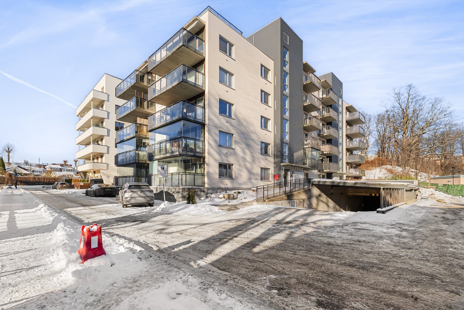 Her bor du midt i byen, men samtidig stille og tilbaketrukket, omringet av vakre trehus, frodige hager og grønne parker. Galleribilde