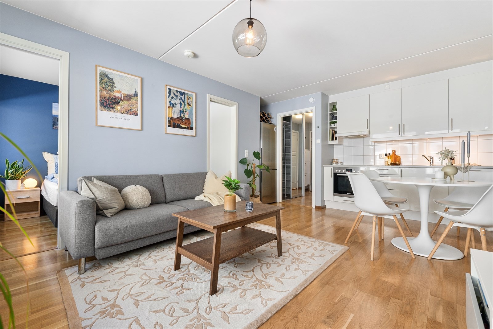 Stuen har definerte soner til møblementet, og det finnes god plass til både sofaløsning og en spisegruppe. Galleribilde