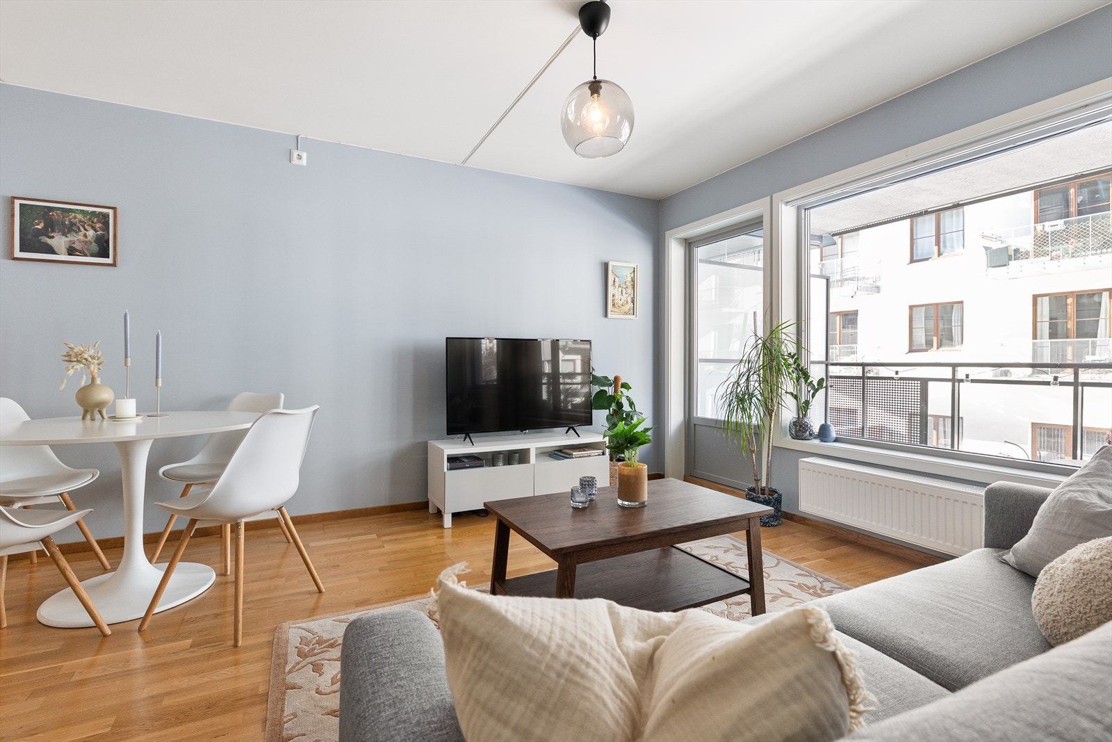 Bygget er fra 2012 og er svært energieffektivt. Varme er inkludert i felleskostadene og leiligheten varmes opp av radiatorer. Galleribilde