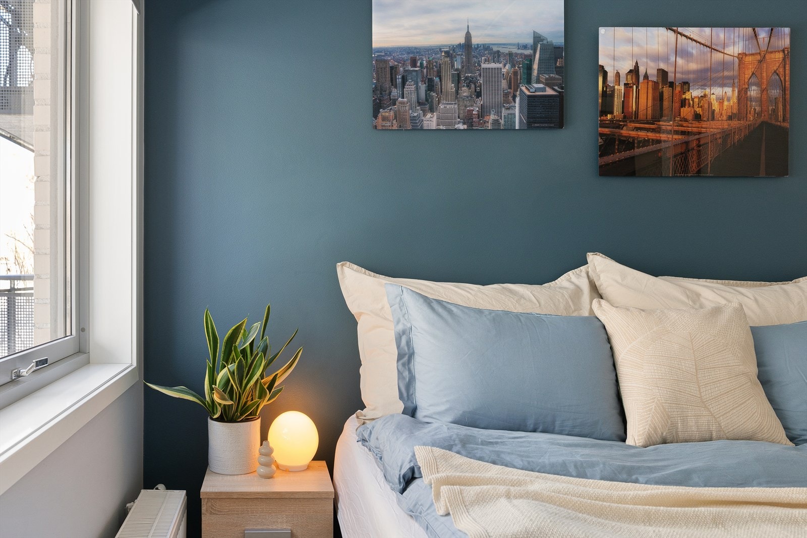 Store vinduer gir rikelig med dagslys inn i rommet. Galleribilde