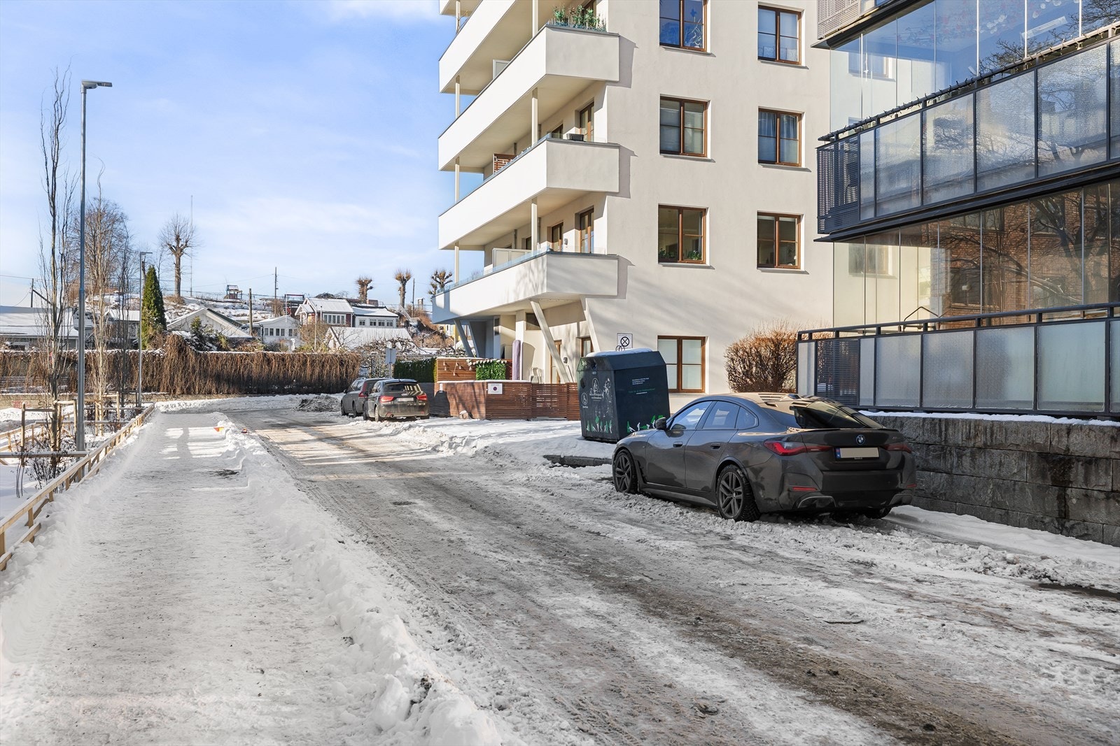 Sporadisk mulighet for leie av garasjeplass i garasjeanlegget og gjesteparkering. Galleribilde